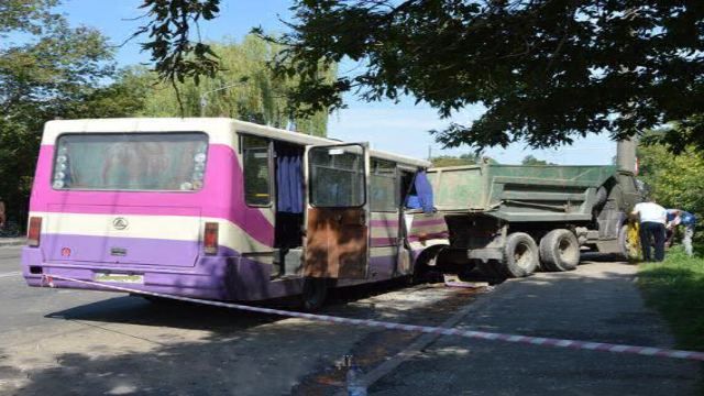 Страшне ДТП на Волині: маршрутка врізалася в КАМАЗ, 15 людей травмовані