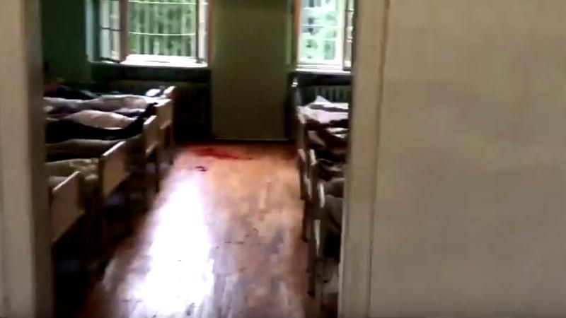 Хворий влаштував різанину в психлікарні Львова: поліція пішла на штурм (Відео 18+) Хворий влаштував різанину в психлікарні Львова: поліція пішла на штурм (Відео 18+)