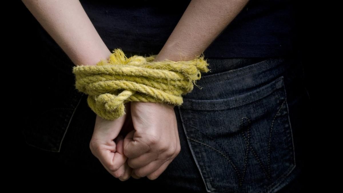 У Львові квартирні аферисти місяць утримували в полоні чоловіка У Львові квартирні аферисти місяць утримували в полоні чоловіка