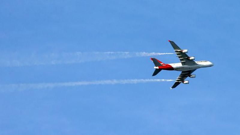 В Австралии во время авиарейса заметили техническую неполадку самолета: появилось видео