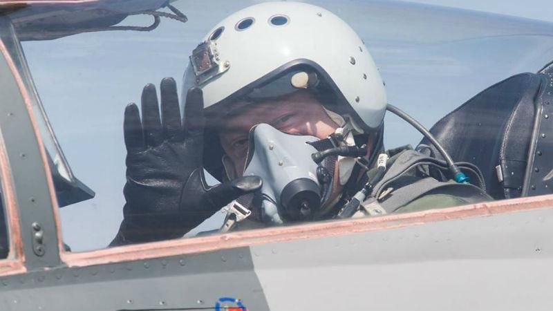 Порошенко стал пилотом украинского истребителя: появились фото