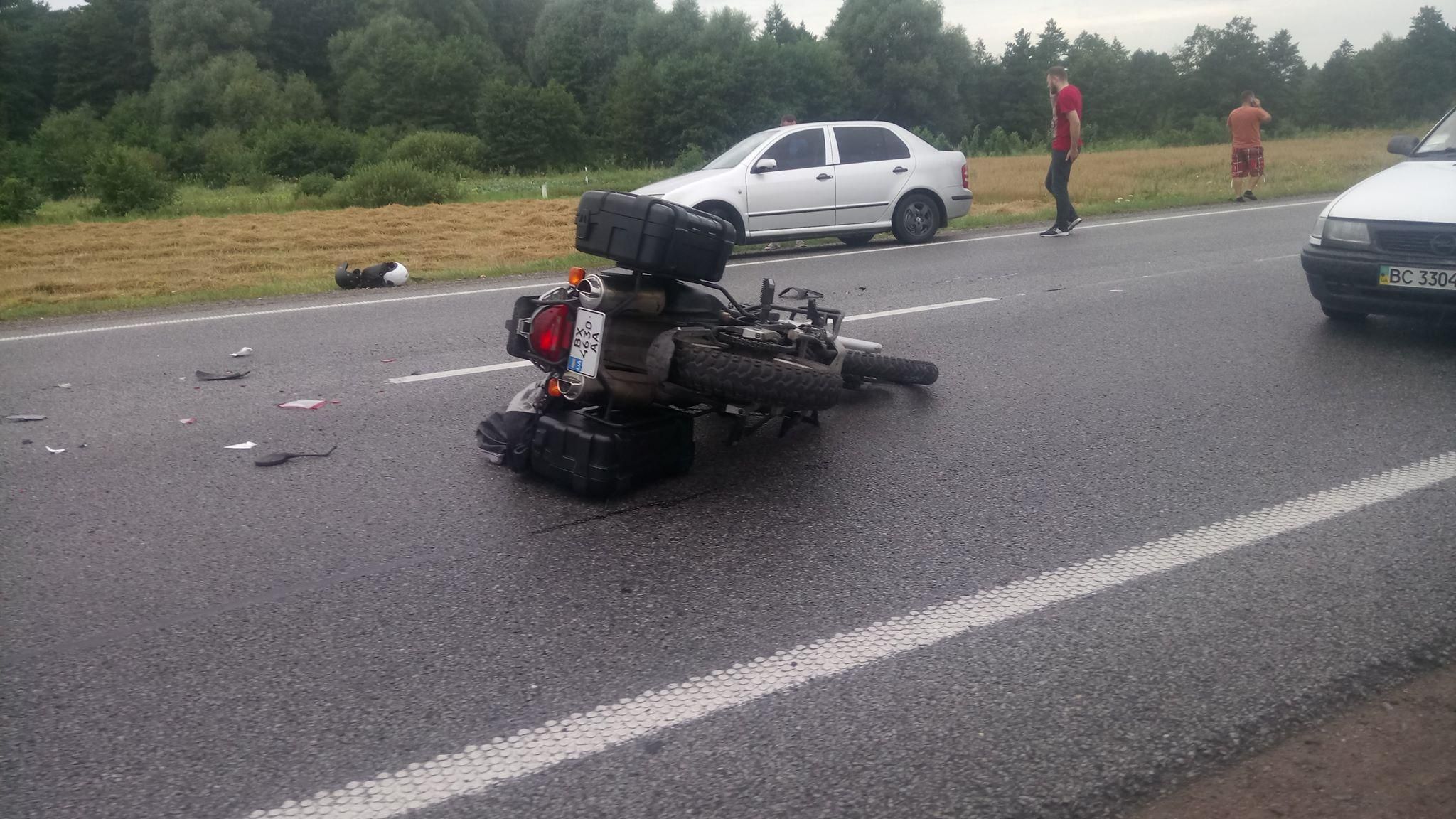 Жуткое ДТП под Львовом: мотоциклиста отбросило под фуру