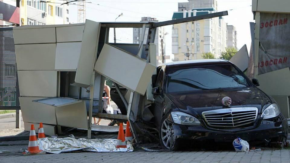 Mercedes влетел в остановку с людьми в Харькове, есть погибший
