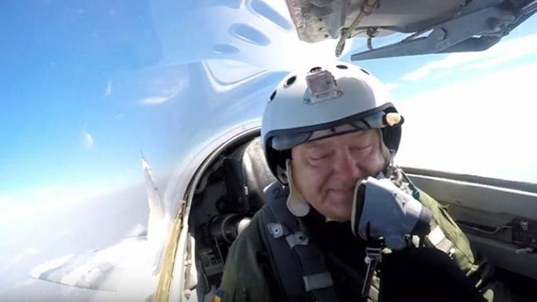 У соцмережах висміяли політ Порошенка на винищувачі У соцмережах висміяли політ Порошенка на винищувачі