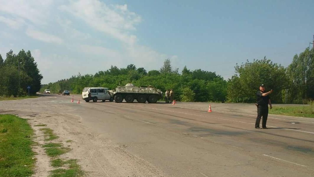 Військовий БТР зіткнувся з мікроавтобусом на Рівненщині