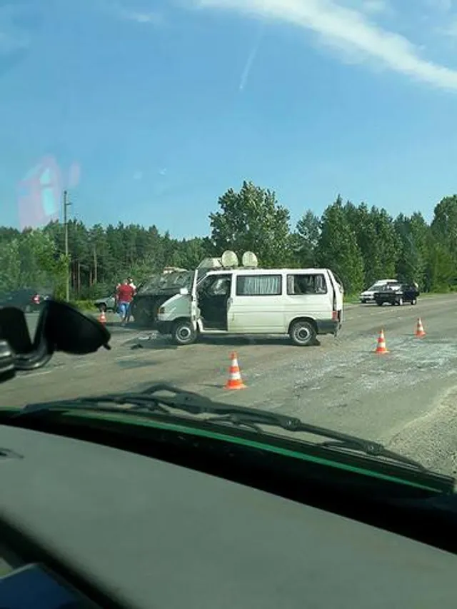 Військовий БТР зіткнувся з мікроавтобусом на Рівненщині