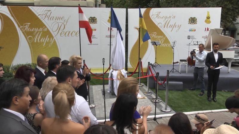Давня королівська родина відкрила унікальний пам'ятник в Києві
