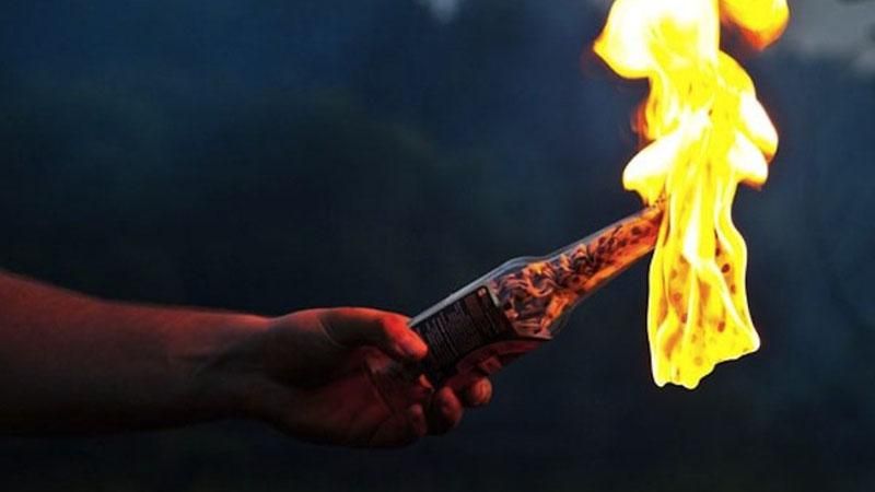 Невідомі кинули в магазин коктейль Молотова у Харкові: спалахнула пожежа Невідомі кинули в магазин коктейль Молотова у Харкові: спалахнула пожежа