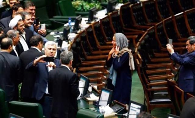 Скандал в Иране: депутаты массово бросились делать селфи с Могерини