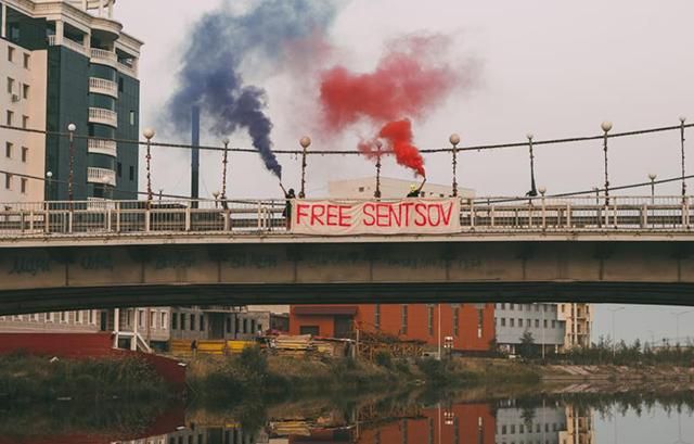 З димовими шашками та плакатом на мосту: Pussy Riot у Росії вимагали звільнити Сенцова