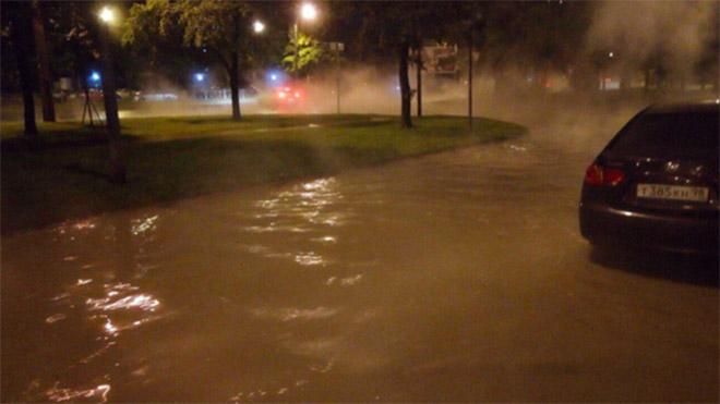 Десятки авто "потонули" в гарячій воді у Санкт-Петербурзі