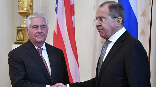 Тиллерсон рассказал об итогах беседы с Лавровым об Украине Тиллерсон рассказал об итогах беседы с Лавровым об Украине