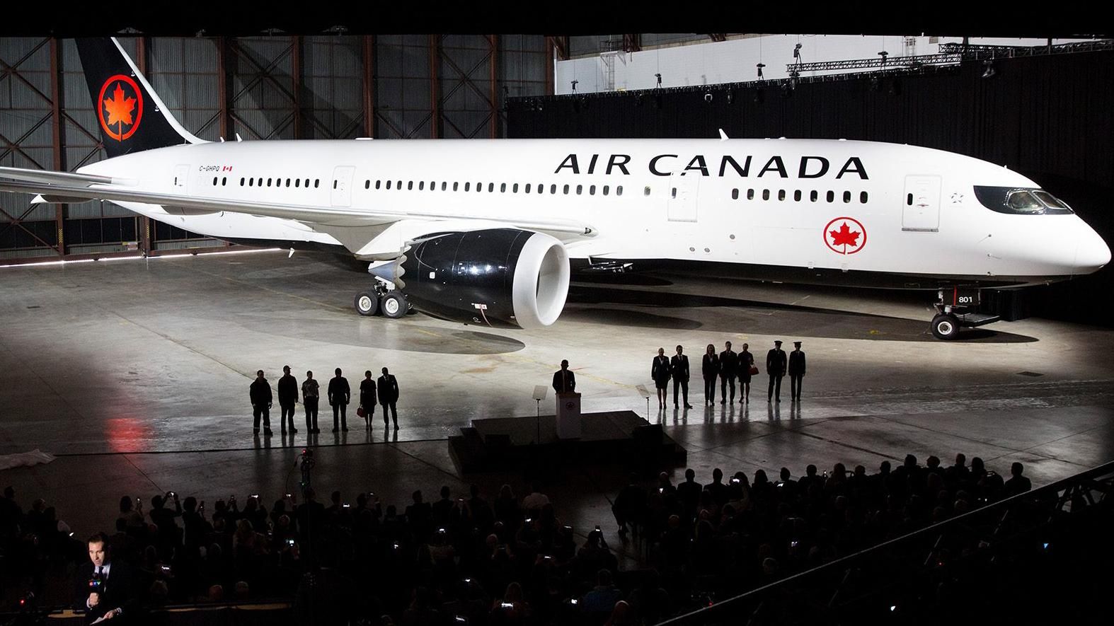 Два пассажирских самолета столкнулись в аэропорту Канады: появились фото
