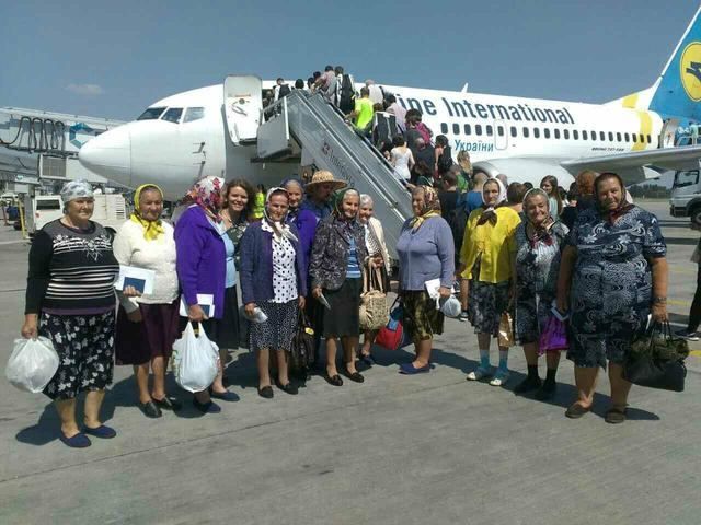 "Безвізові" бабусі повернулись додому та розповіли про свої гастролі в Угорщині "Безвізові" бабусі повернулись додому та розповіли про свої гастролі в Угорщині