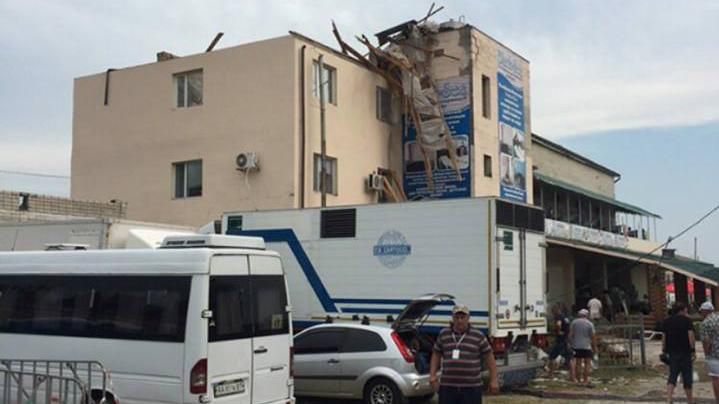 Штормовой ветер перевернул грузовик на украинском курорте, есть жертва