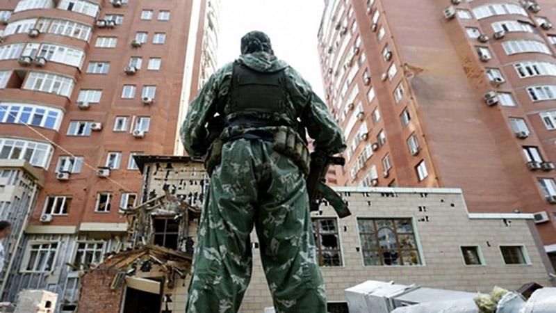 Боевики "ДНР" массово присваивают брошенные квартиры и дома Боевики "ДНР" массово присваивают брошенные квартиры и дома