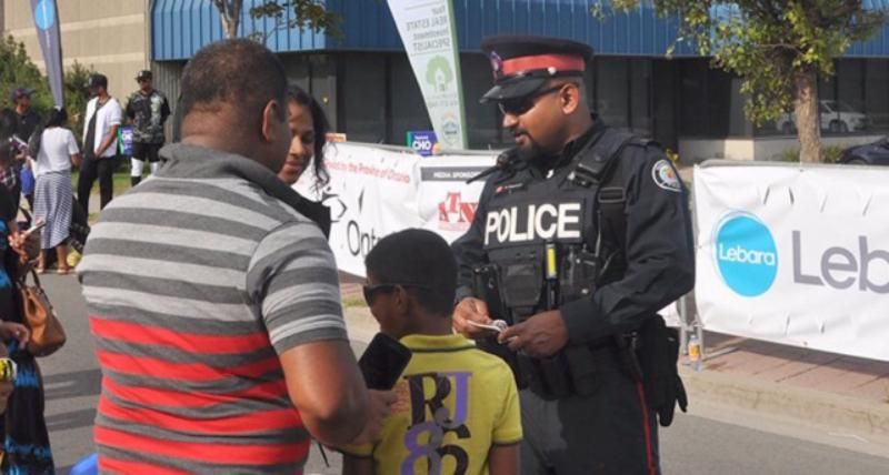 Полицейский купил вору костюм, который тот украл для собеседования Полицейский купил вору костюм, который тот украл для собеседования