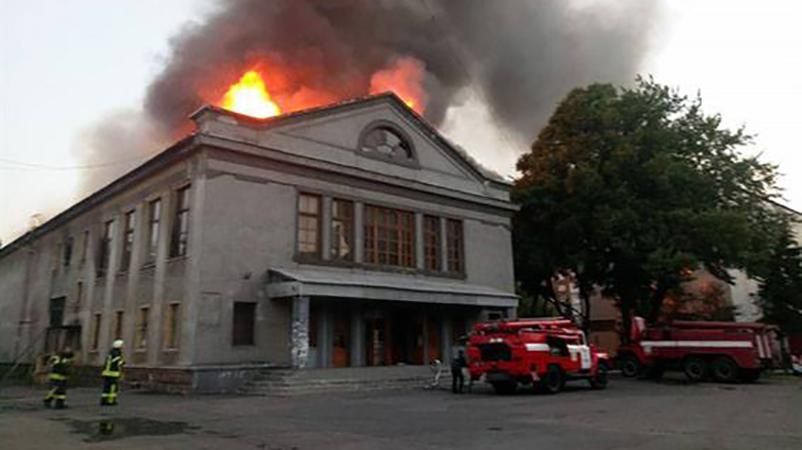 На Донбасі зайнявся полум'ям кінотеатр 