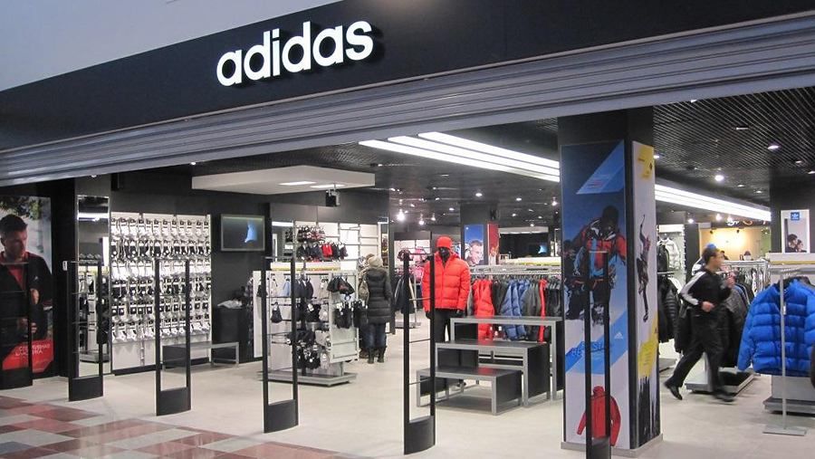 Adidas у Росії масово закриває магазини