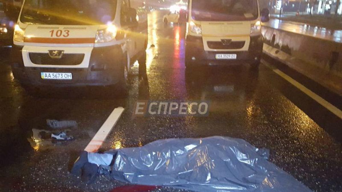 Водитель вышел отремонтировать троллейбус: легковушка сбила его насмерть Водитель вышел отремонтировать троллейбус: легковушка сбила его насмерть