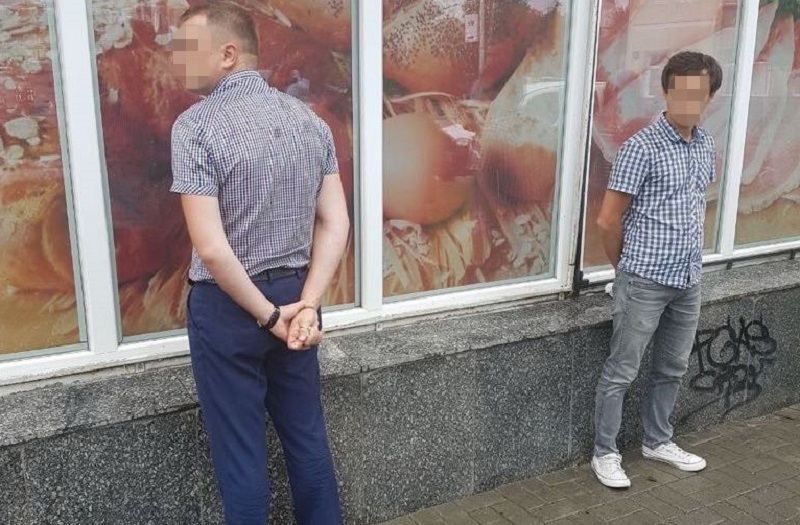 На Волыни на огромной взятке задержали полицейских: фото На Волыни на огромной взятке задержали полицейских: фото