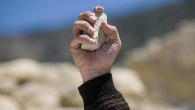 У Житомирі чоловік кидав камінням в перехожих, а потім спробував вкоротити віку