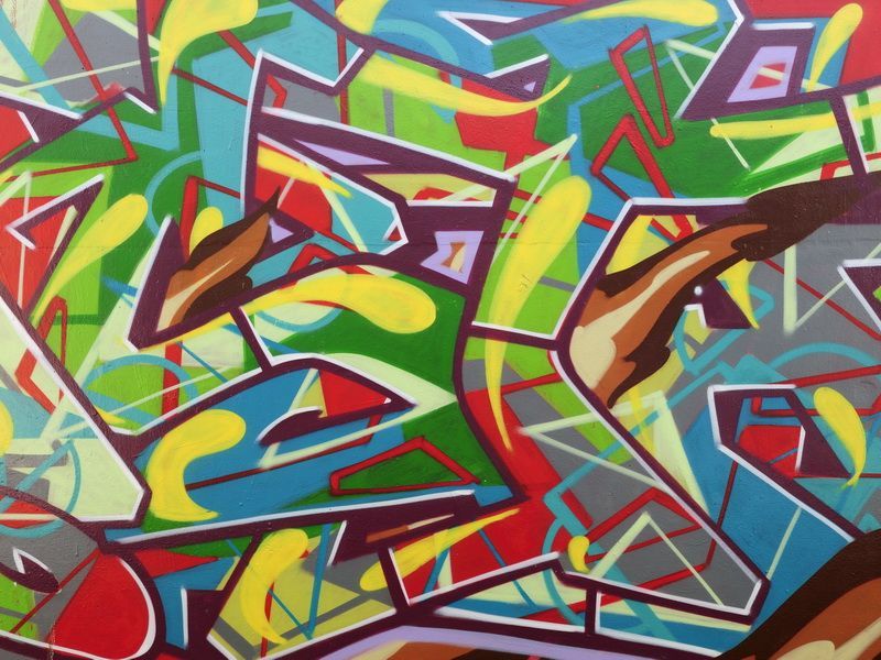 В Киеве полсотни граффитчиков напали на электричку: видео В Киеве полсотни граффитчиков напали на электричку: видео