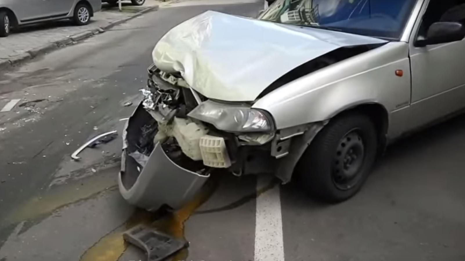 ДТП в центре Киева: водитель разбил пять автомобилей и скрылся с места аварии