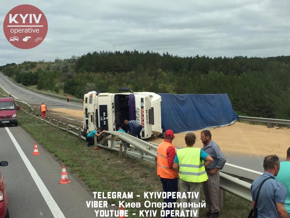 На Одесской трассе перевернулась фура с зерном: фото и видео