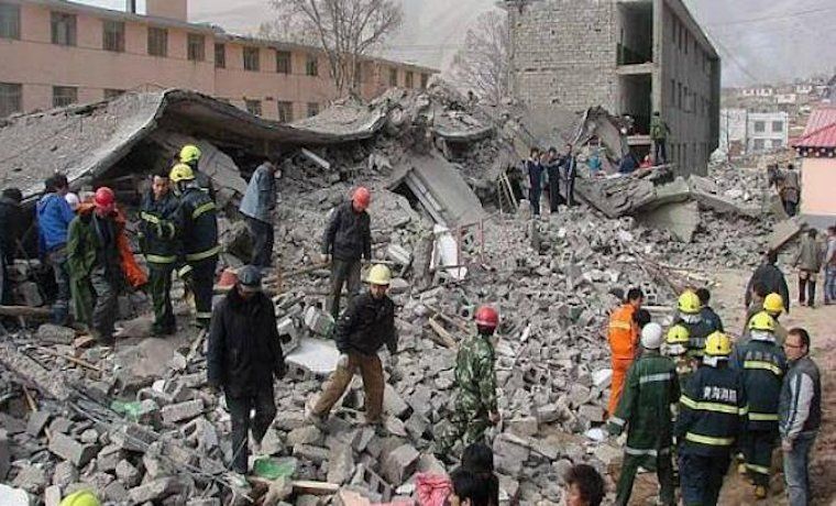 Мощное землетрясение убило сотни людей в Китае: тысячи травмированных