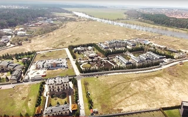 Навальний показав розкішні маєтки близьких друзів Путіна Навальний показав розкішні маєтки близьких друзів Путіна