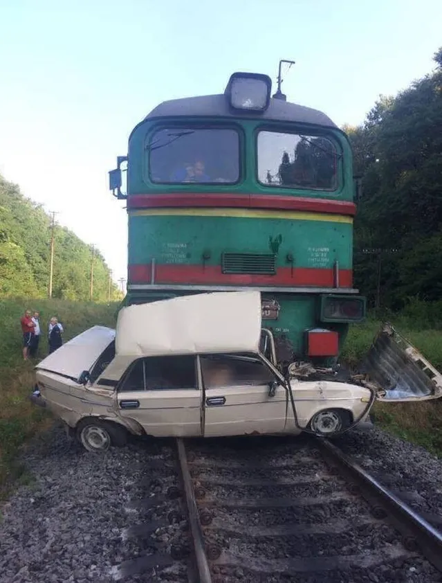 Фото з місця аварії: потяг розчавив легкове авто 