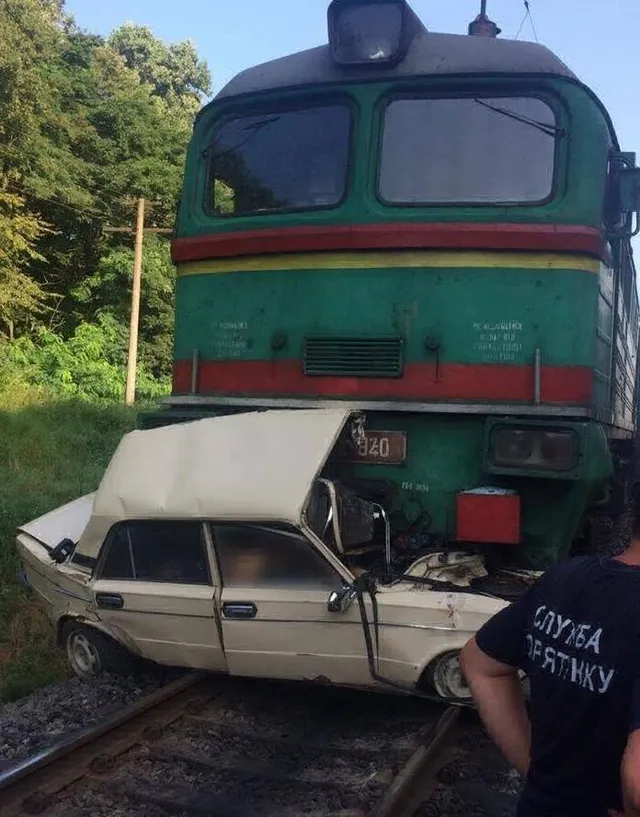 Фото з місця аварії: потяг розчавив легкове авто 