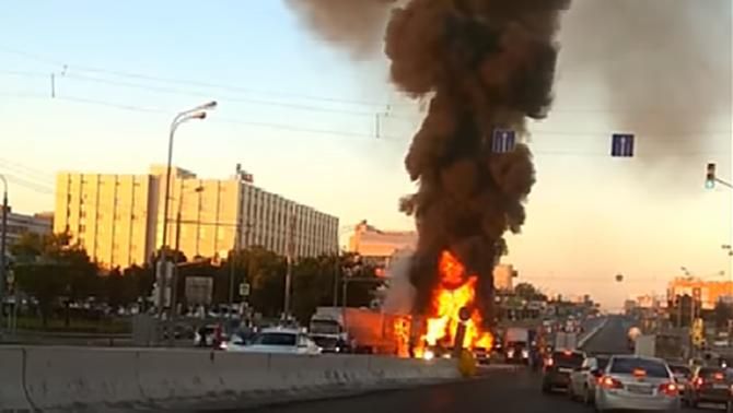 Из-за смертельного ДТП в Москве вспыхнула фура: появилось видео