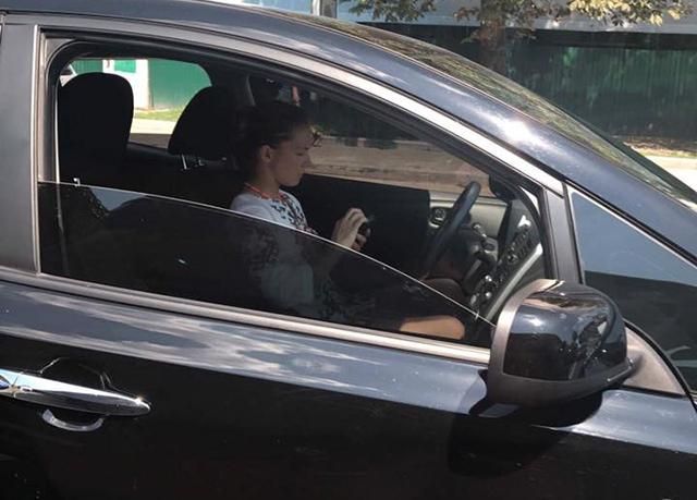 Сестру Савченко сфотографировали за рулем новенького электрокара Сестру Савченко сфотографировали за рулем новенького электрокара