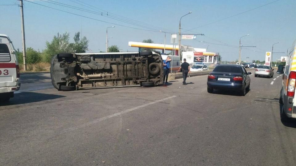 В Запорожье маршрутка врезалась в грузовой автобус: шестеро пострадавших