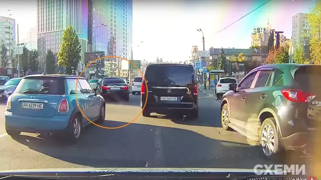 Кортеж Луценка виїжджає на зустрічну смугу Кортеж Луценка виїжджає на зустрічну смугу