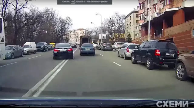 Машина Луценка перетинає подвійну смугу Машина Луценка перетинає подвійну смугу