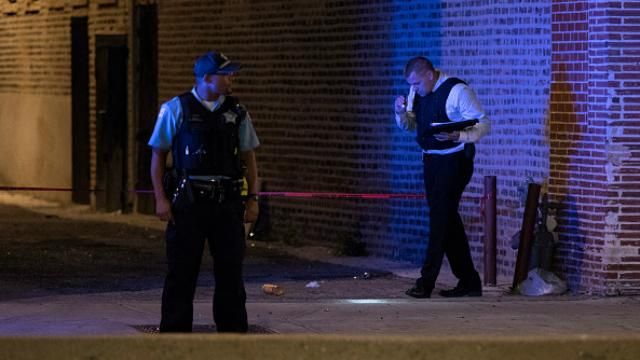 В Чикаго по толпе открыли огонь: есть жертвы и много раненых В Чикаго по толпе открыли огонь: есть жертвы и много раненых