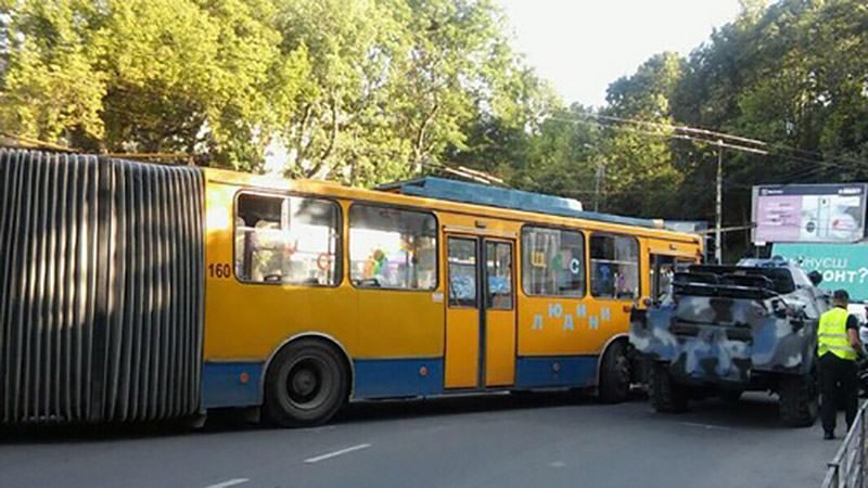 У Тернополі сталася аварія за участю військової машини і тролейбуса