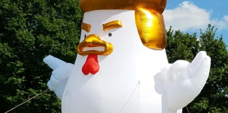 Трампу до Білого дому принесли гігантську курку: фото