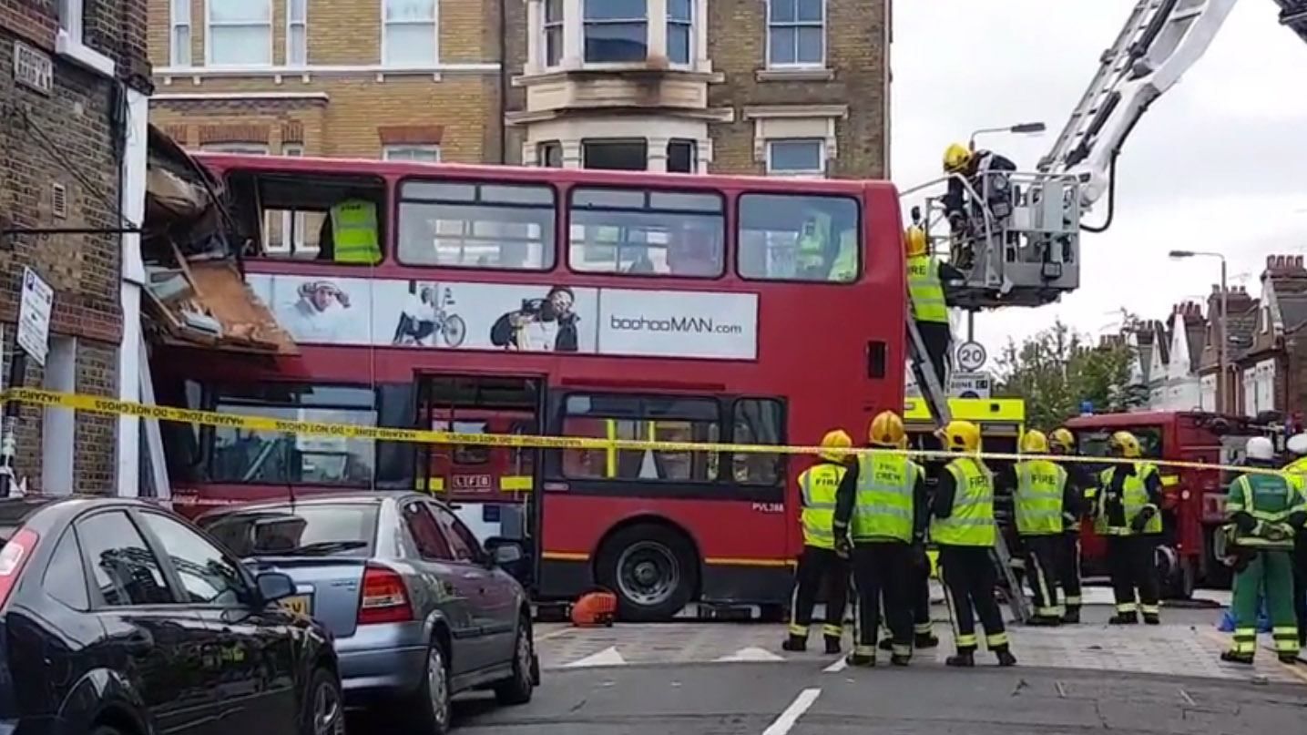 В Лондоне двухэтажный автобус протаранил магазин: появились фото В Лондоне двухэтажный автобус протаранил магазин: появились фото