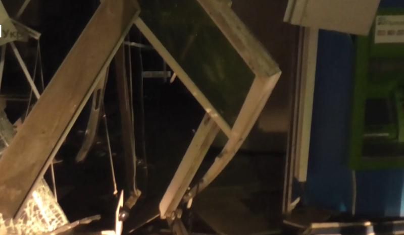 Позашляховик в'їхав у відділення банку у Харкові
Позашляховик в'їхав у відділення банку у Харкові