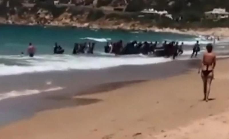 Іспанських відпочивальників шокував "десант" мігрантів просто на берег моря: відео
