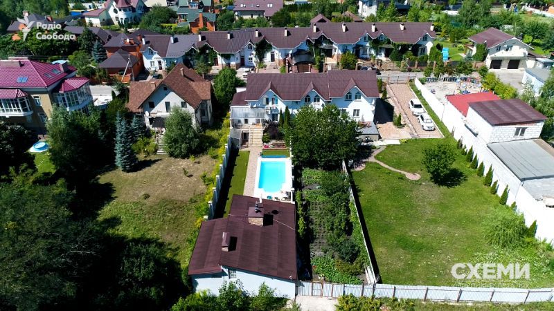 Родичі високопосадовця Нацполіції "неочікувано" стали власниками нових квартир
Родичі високопосадовця Нацполіції "неочікувано" стали власниками нових квартир