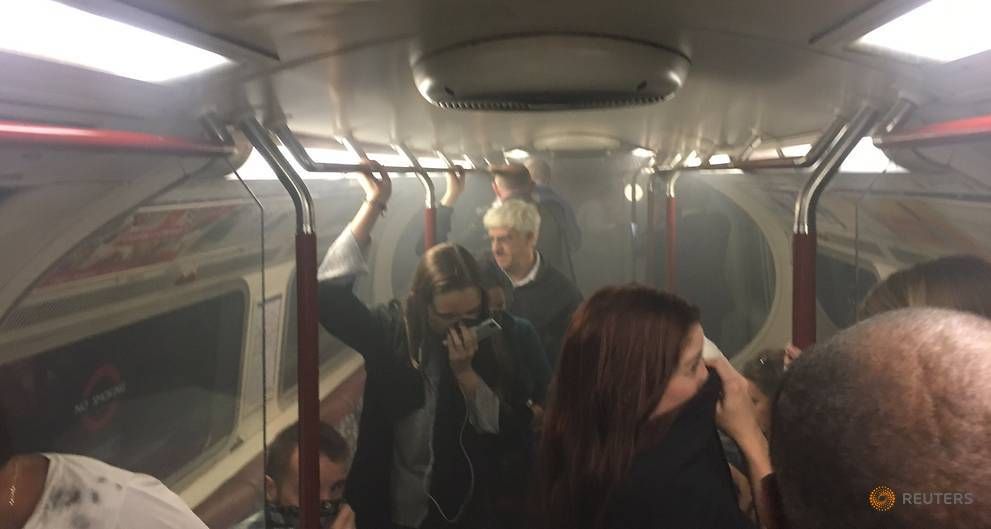 В Лондоне в час пик загорелся вагон метро: появились фото, видео