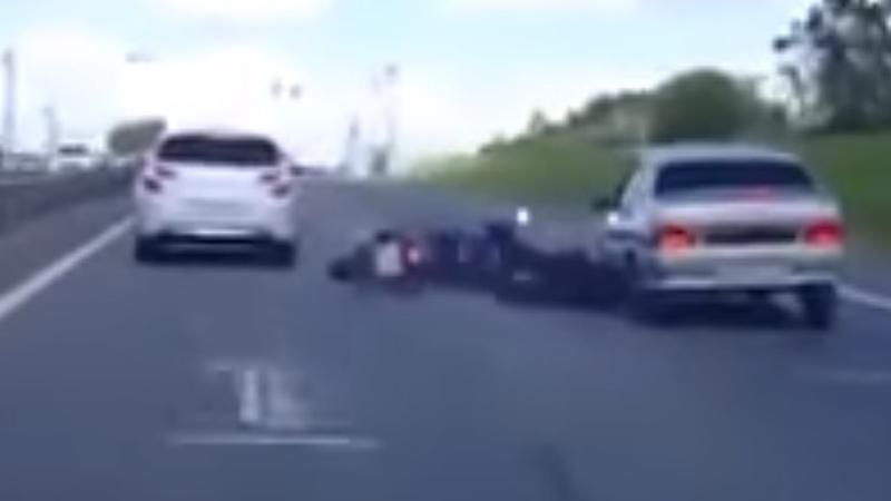 Заглянув смерті в обличчя: мотоциклісту вдалося неймовірним чином вижити Заглянув смерті в обличчя: мотоциклісту вдалося неймовірним чином вижити