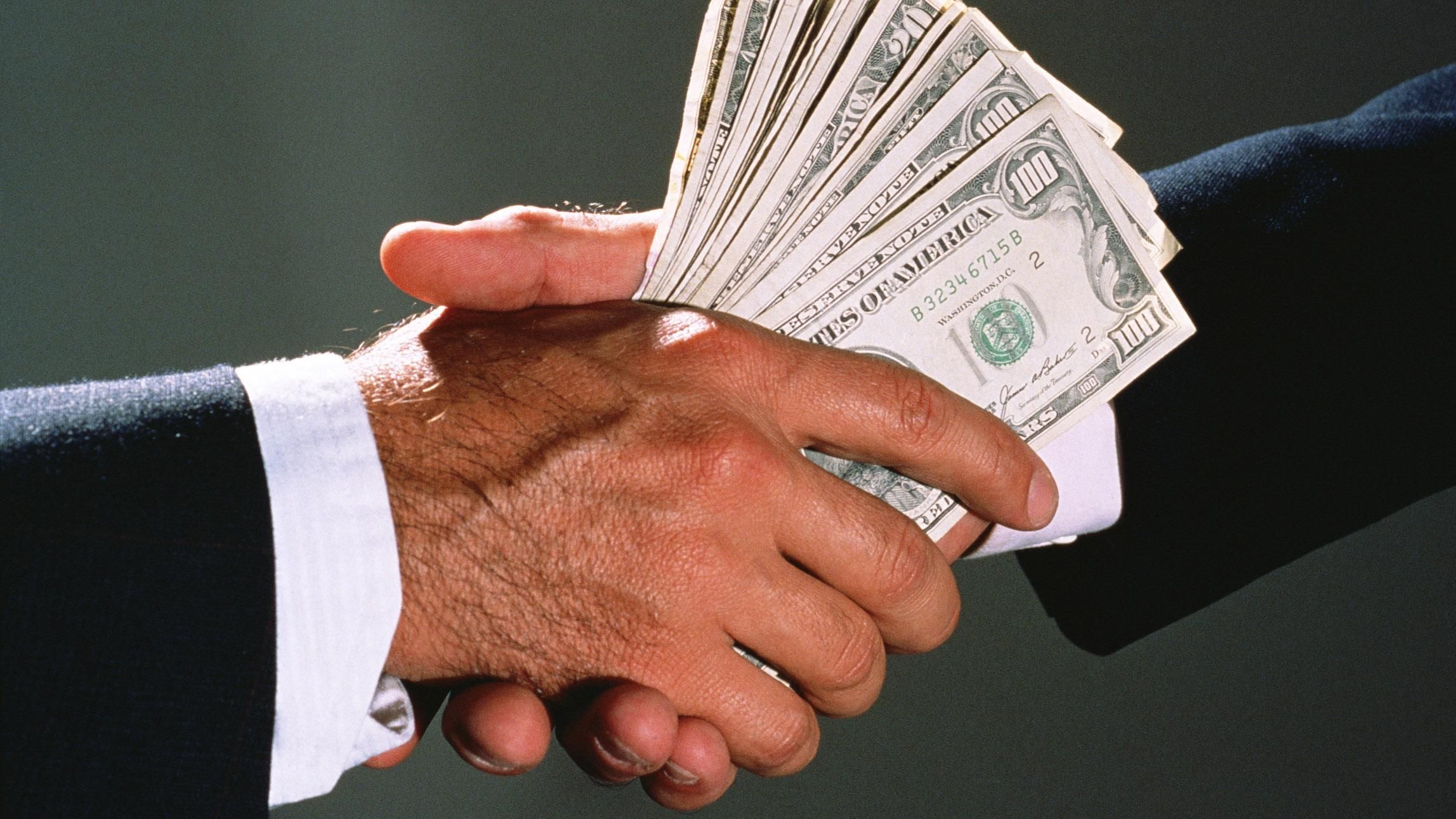 Керівник митного посту давав хабарі, аби йому не заважали їх брати Керівник митного посту давав хабарі, аби йому не заважали їх брати