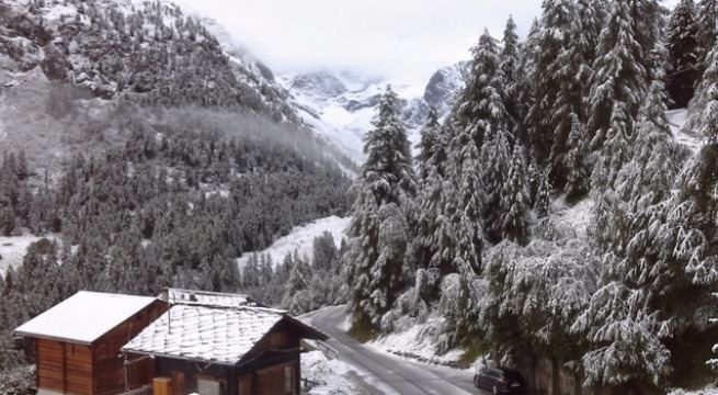 Літо здуріло: Швейцарію після тривалої спеки засипало снігом Літо здуріло: Швейцарію після тривалої спеки засипало снігом