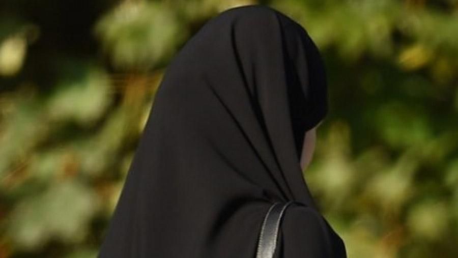 У США мусульманка відсудила значну суму за примус зняти хіджаб